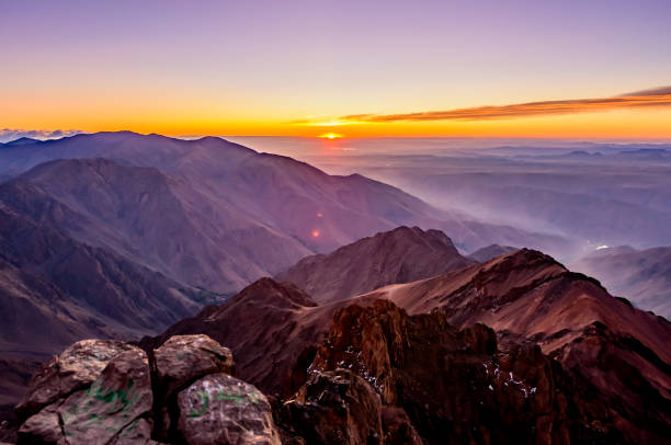 alba sulla cima di jebel toubkal - atlas mountains foto e immagini stock