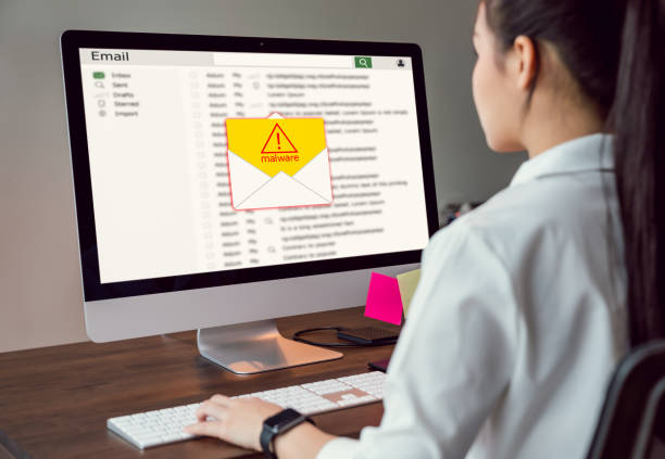 conceito de crime cibernético, empresária usando computador e mostrar tela de malware que vem com e-mail, senha de hack de contas bancárias e dados pessoais. - personal mail - fotografias e filmes do acervo