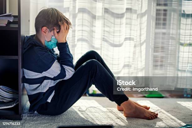 Depressives Kind Während Der Epidemischen Quarantäne Stockfoto und mehr Bilder von Kind