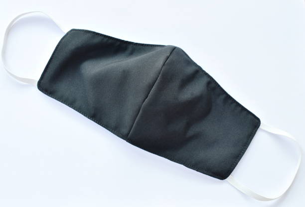 máscara higiênica preta para proteção nariz e boca em fundo branco - sewing item fotos - fotografias e filmes do acervo