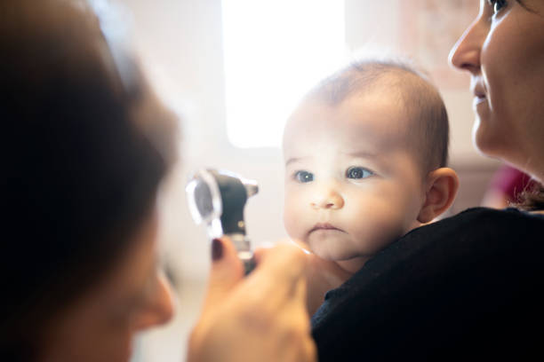 un bébé et son médecin - oeil humain photos et images de collection