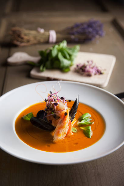 sopa de marisco saquero de bouillabaisse con gambas salmón y mejillones - caldo de pescado fotografías e imágenes de stock