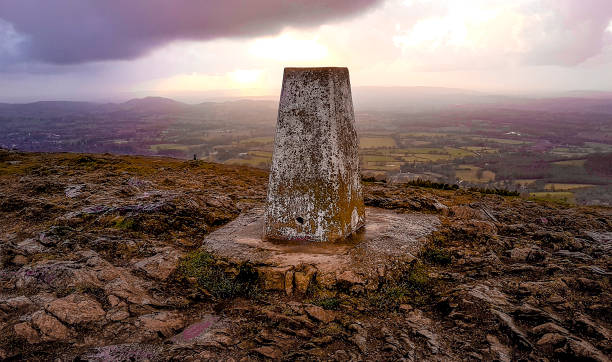 toposcope sur the beacon avec coucher du soleil, malvern hills, worcestershire royaume-uni - worcestershire photos et images de collection