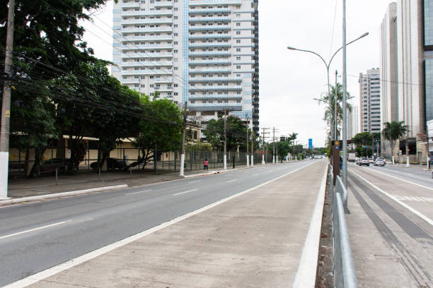 principali viali del centro vuoti a causa del blocco - downtown district skyline skyscraper asphalt foto e immagini stock