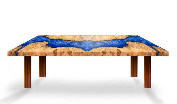 modèle moderne de table fait de moulage des pattes en bois d’érable en résine époxy faite d’acier sur le fond blanc de plancher - table counter top wood isolated photos et images de collection