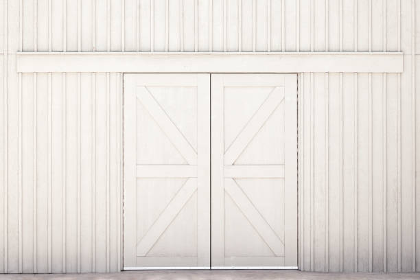 puertas de granero - barn door fotografías e imágenes de stock