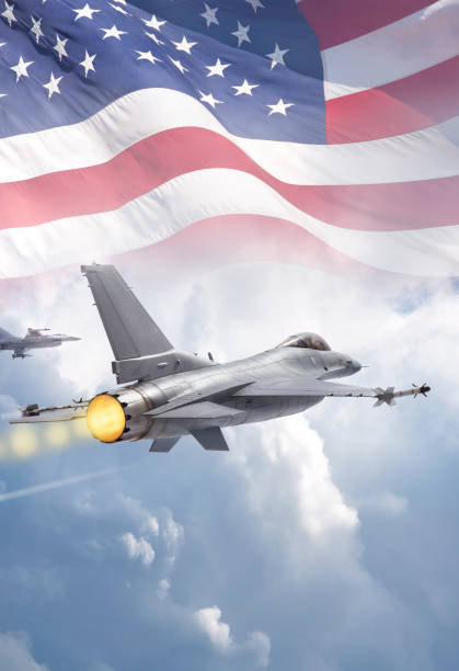 los aviones militares f-16 fighting falcon (modelos) vuelan a través de nubes con bandera estadounidense - flying jet fighter plane air vehicle fotografías e imágenes de stock