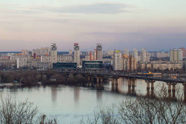 vista panorámica del río dnipro y el distrito de la margen izquierda de la ciudad de kiev - editorial eastern europe europe reflection fotografías e imágenes de stock