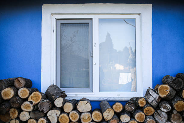 winter wood and blue house wall in front of window - lumber industry cold day forest imagens e fotografias de stock