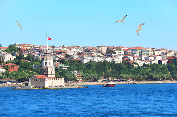 vista desde el bósforo hasta la torre de la doncella, estambul, turquía - turquia bandera fotografías e imágenes de stock