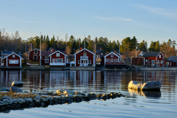 små röda hus vid havet med stenar i förgrunden - sundsvall bildbanksfoton och bilder