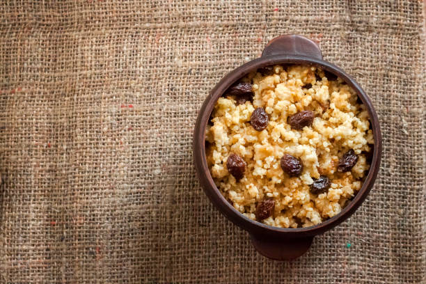 セラミック素朴なボウルに暗いレーズンと甘いキビのおかゆ - oatmeal porridge dried fruit bowl ストックフォトと画像