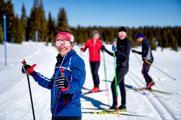 クロスカントリースキー旅行中に休憩を取る笑顔の友人のグループ - colorado skiing usa color image ストックフォトと画像