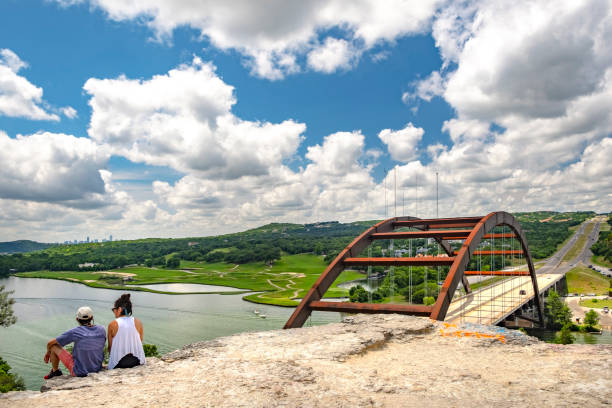 les visiteurs profitent de la vue près d’austin texas depuis le pont pennybacker surplombé. - prairie grass southwest usa usa colorado photos et images de collection