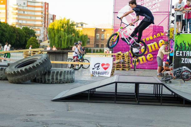 экстремальный bmx всадник в шлеме в скейтпарке на соревнованиях - bmx cycling sport teenagers only teenager стоковые фото и изображения