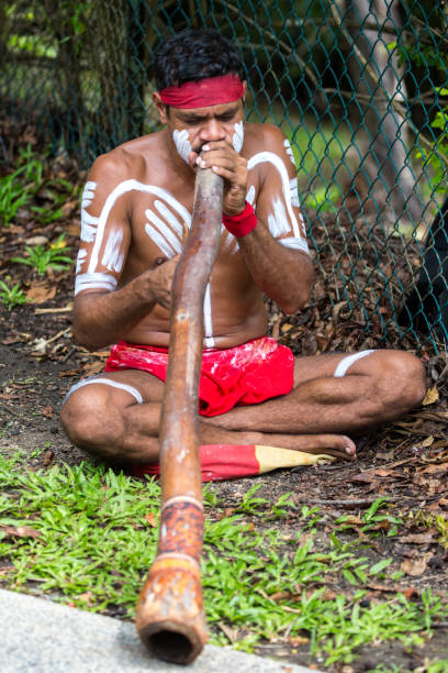 australia: didgeridoo - aborigine didgeridoo indigenous culture australia foto e immagini stock