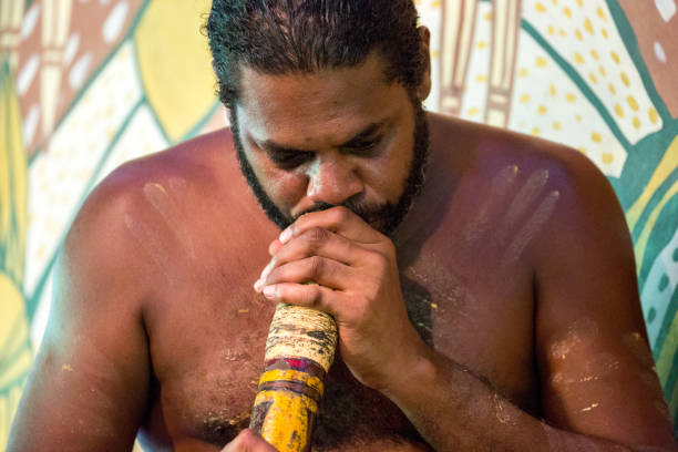 australia: didgeridoo - aborigine didgeridoo indigenous culture australia foto e immagini stock