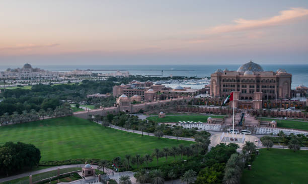 wunderschöner panoramablick auf qasr al watan, präsidentenpalast und das emirates palace hotel in abu dhabi/vae - emirates palace hotel stock-fotos und bilder