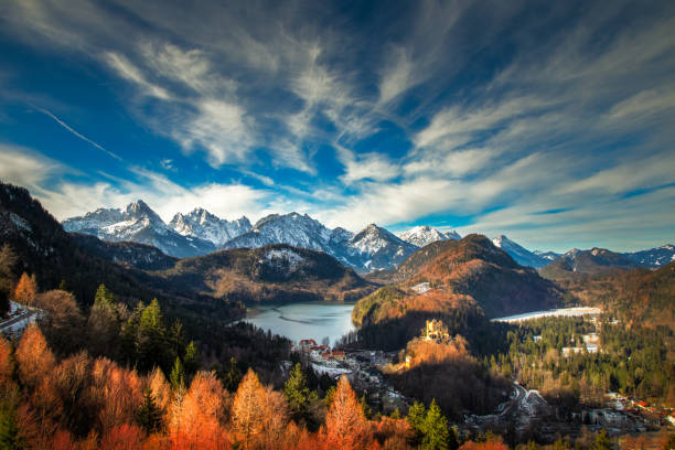 montanhas dos alpes na alemanha perto do lago hohenschwangau, castelo e cidade - hohenschwangau castle - fotografias e filmes do acervo