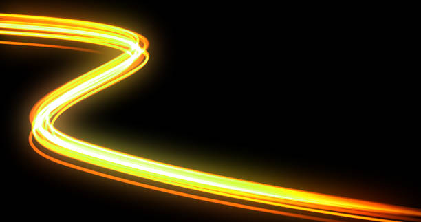 트레일 경로 효과, 오렌지 네온 빛나는 흔적과 에너지 플래시와 빛 파도. 광섬유 기술의 매직 글로우 소용돌이와 검은 색 배경의 모션 커브의 밝은 빛 - black gold abstract spiral stock illustrations