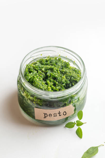 sos pesto w słoiku z podpisaną etykietą na białym tle - foods and drinks isolated on white basil cooked zdjęcia i obrazy z banku zdjęć