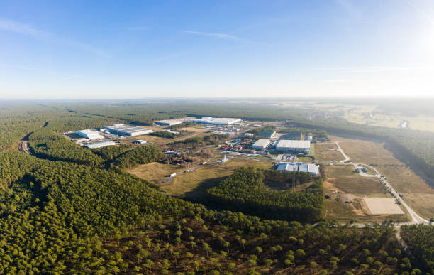 foto drone da área industrial de gruenheide, berlin brandenburg - tesla - fotografias e filmes do acervo