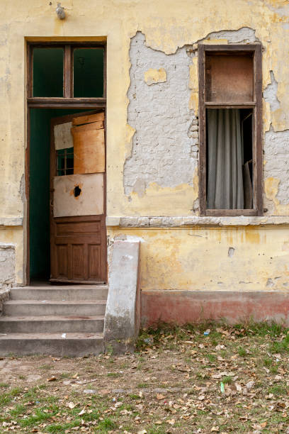 istock Abandoned old house with faded paint 1214783925