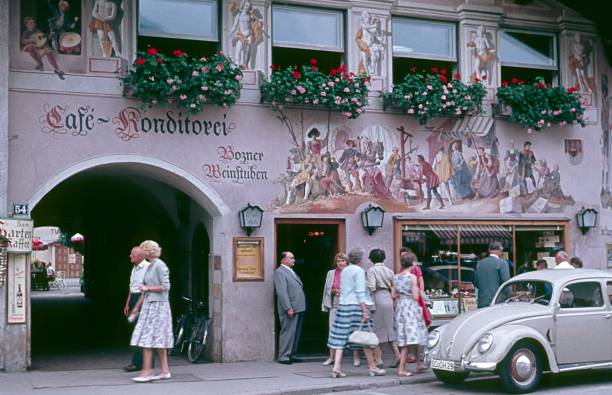 Bolzano, South Tyrol, Italy, 1959. The Bolzano wine taverns. Furthermore: pedestrians, tourists and the pastry shop.