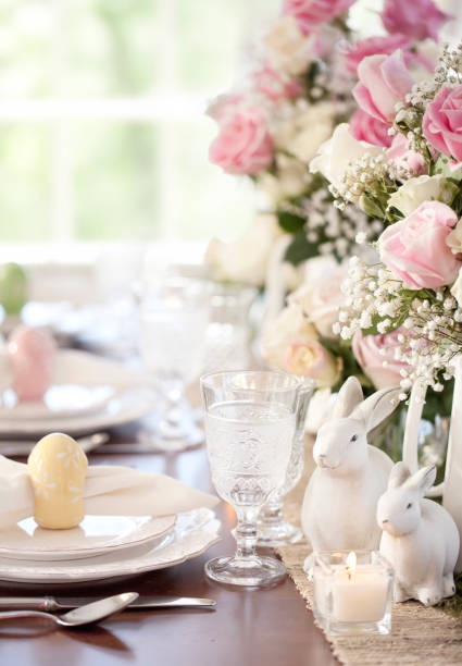 easter dining - flower arrangement dining room decor dining imagens e fotografias de stock