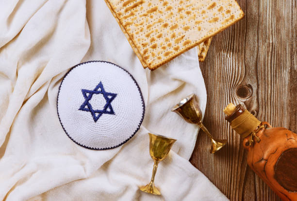 święto pesah, matza kałą chleb i cztery szklanki koszernego wina - passover judaism seder kiddush cup zdjęcia i obrazy z banku zdjęć