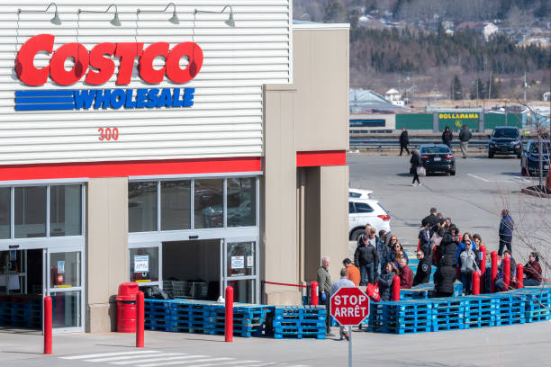 oczekiwanie w kolejce, aby wprowadzić costco - lineup zdjęcia i obrazy z banku zdjęć