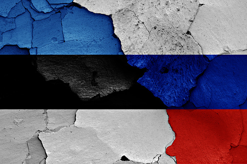 banderas de Estonia y Rusia pintadas en la pared agrietada photo