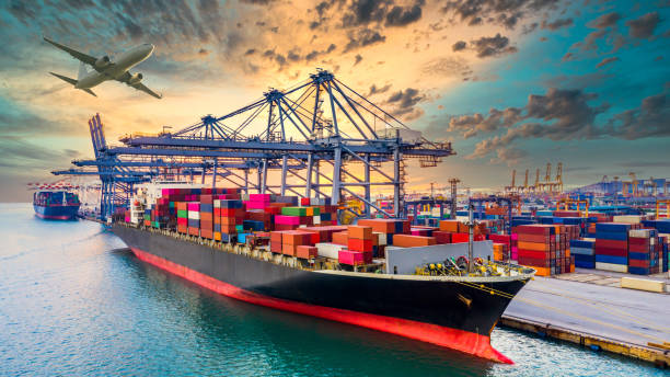контейнерные грузовые суда, глобальный бизнес-импорт экспортной торговли торговли логистики и транспортировки по всему миру на контейнер� - singapore shipping cargo container nautical vessel стоковые фото и изображения