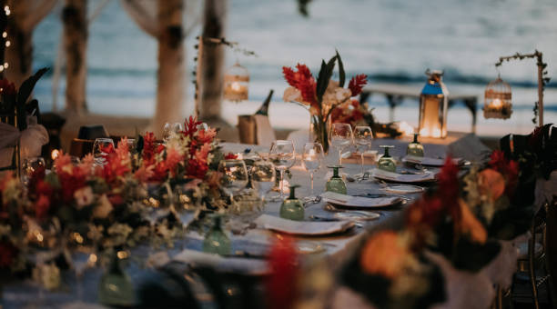 hochzeit empfang tischdekoration im freien mit tisch-setup - exotische hochzeit stock-fotos und bilder