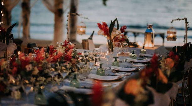 decorazione del tavolo del ricevimento nuziale all'aperto con impostazione del tavolo - place setting table flower dining foto e immagini stock