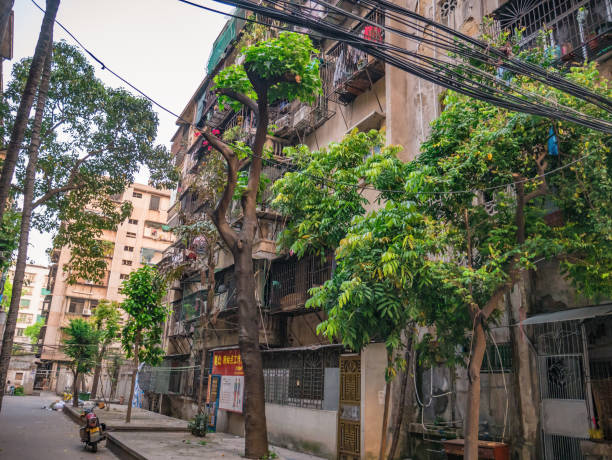 beco no centro da cidade de shantou, na china. cidade de shantou, povo teochew, na província de guangdong, china - street stall - fotografias e filmes do acervo