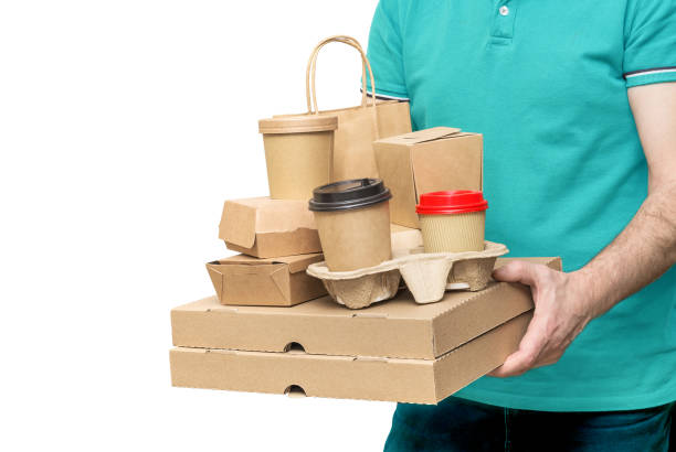 다양한 테이크 아웃 음식 용기, 피자 상자, 홀더에 커피 컵과 흰색에 고립 된 종이 봉투를 들고 배달 남자. - disposable cup cup stack blue 뉴스 사진 이미지