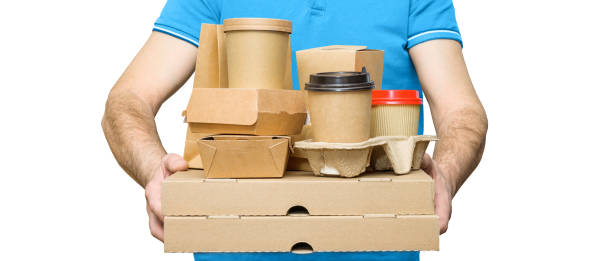 패스트 푸드 배달. 배달남자는 흰색으로 고립된 테이크아웃 음식을 위해 다양한 종이 용기를 운반하고 있다. - disposable cup cup stack blue 뉴스 사진 이미지