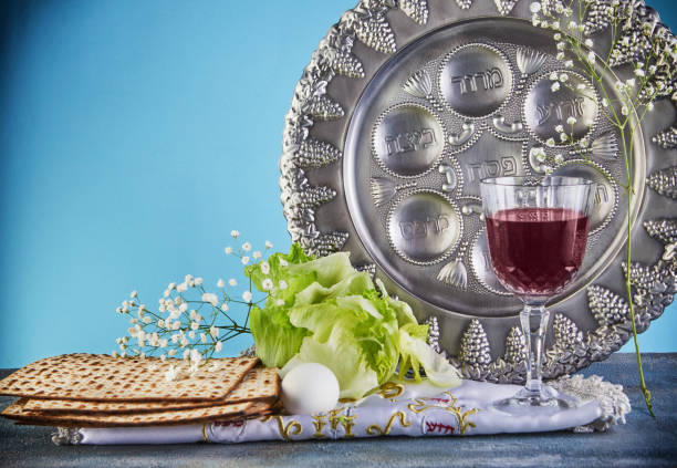 conceito de celebração pesah - feriado da páscoa judaica - seder plate horizontal blue white - fotografias e filmes do acervo