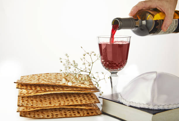 koncepcja celebracji pesah - żydowskie święto paschy - passover judaism seder kiddush cup zdjęcia i obrazy z banku zdjęć