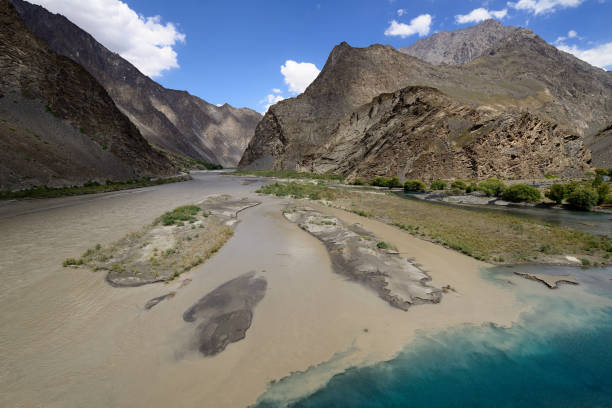 vista do caminho alternativo do vale bartang para a rodovia pamir, tajiquistão. - pamirs - fotografias e filmes do acervo