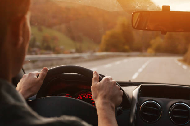 auto in auto su strada, sfondo di viaggio - autista foto e immagini stock