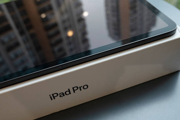 the new ipad pro 2020 in chengdu - ipad apple computers note pad touch screen imagens e fotografias de stock