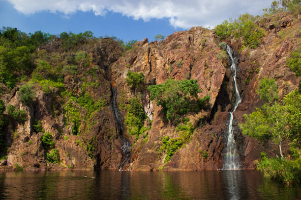 hermosas cascadas wangi al atardecer en el parque nacional litchfield, territorio del norte - kakadu fotografías e imágenes de stock