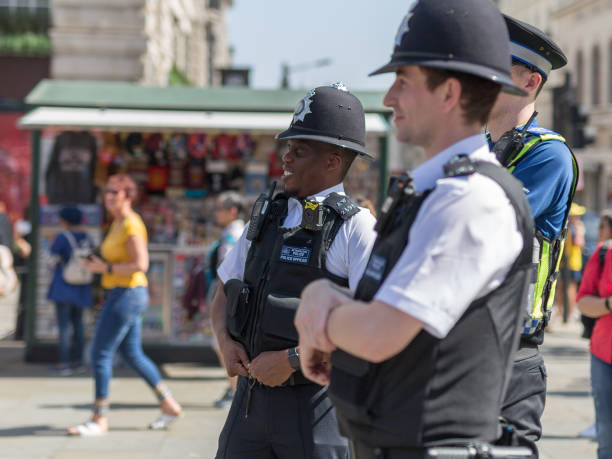 거리 사진: 유니폼을 입은 런던 경찰관 그룹 - british transport police 뉴스 사진 이미지