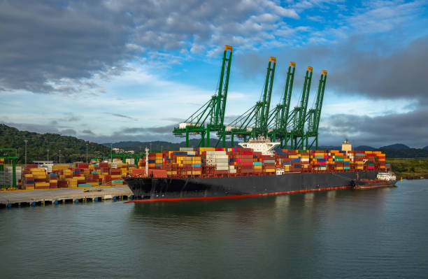 콜론 컨테이너 터미널에서 컨테이너 선박 선적 및 하역 - panama canal panama container ship industrial ship 뉴스 사진 이미지