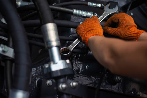 banner com visão de perto dos tubos hidráulicos da máquina da indústria pesada. chave baixa. - hydraulics - fotografias e filmes do acervo