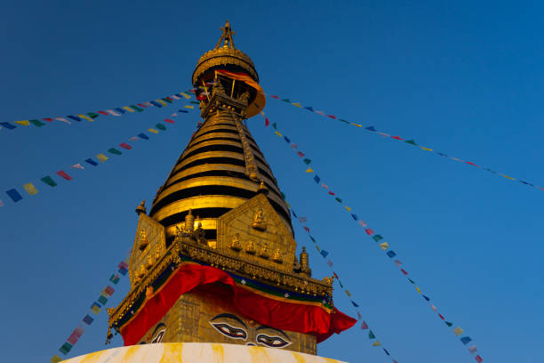 swayambhunath stupa (tempio delle scimmie) nella capitale kathmandu del nepal - nepal buddha monkey temple tibet foto e immagini stock