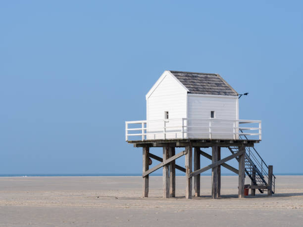 drenkelingenhuisje, дом кораблекрушения - wadden wadden sea unesco world heritage site sea стоковые фото и изображения