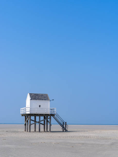 istock drenkelingenhuisje, shipwreck house 1214894947